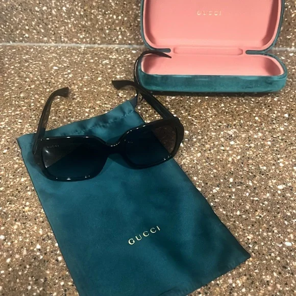 Gucci Black Sunglasses with Dark Lenses - Picture 4 of 5